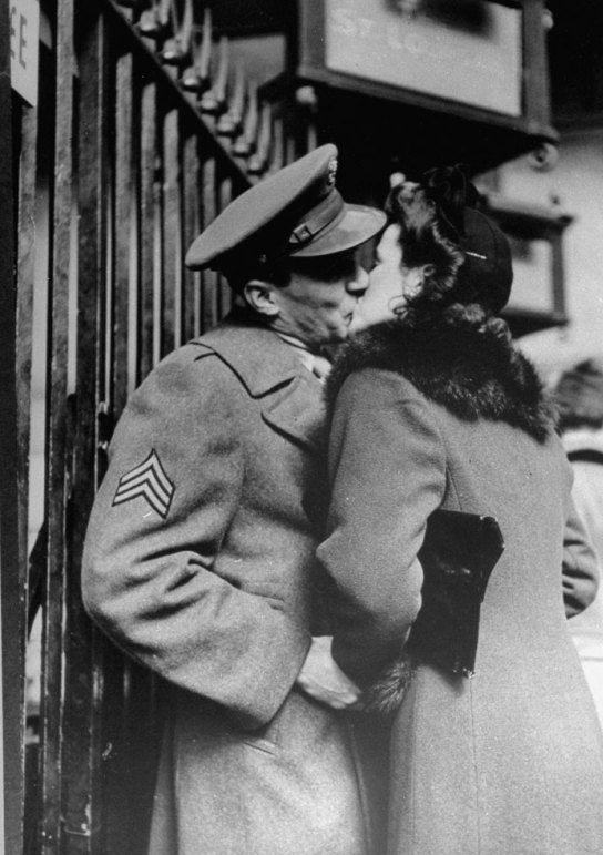 二戰(zhàn)美軍與愛人吻別照