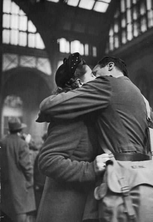 二戰(zhàn)美軍與愛(ài)人吻別照