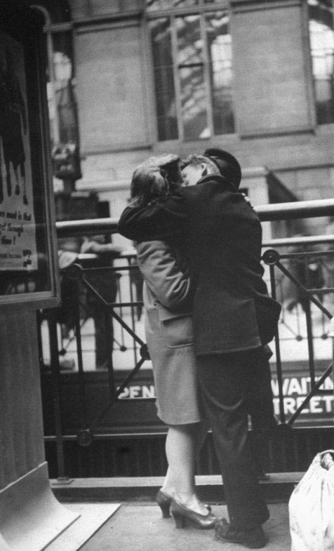 二戰美軍與愛人吻別照