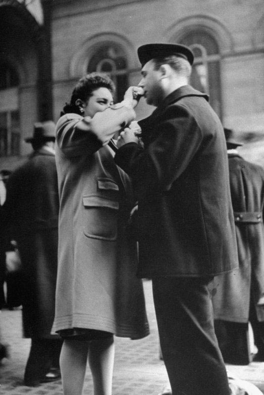二戰美軍與愛人吻別照