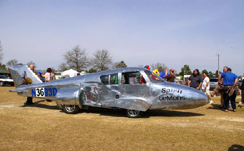 美國男子將廢棄飛機改裝成汽車 拉風上路引圍觀