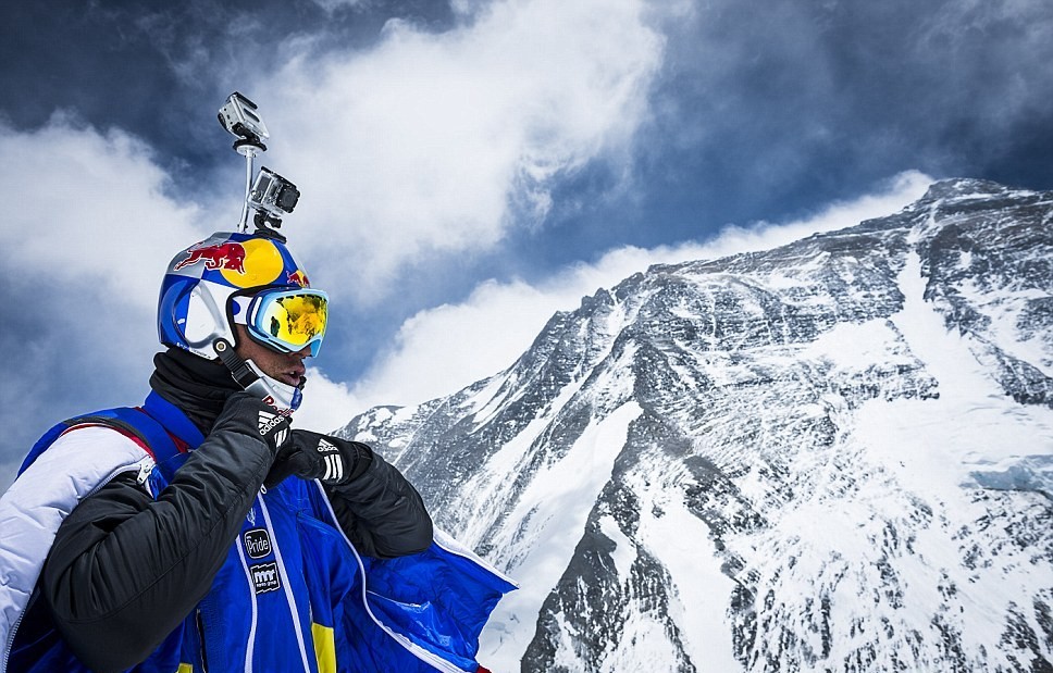 俄極限狂人珠峰躍下創(chuàng)新高 美跳傘教練空中劈板破紀錄