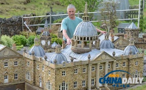英67歲建筑工花園中自建仨微型村 成當(dāng)?shù)芈糜尉包c(diǎn)