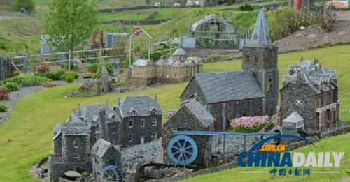 英67歲建筑工花園中自建仨微型村 成當?shù)芈糜尉包c