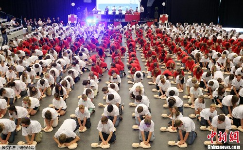 德國約600學生同時練習心臟復蘇 欲創(chuàng)世界紀錄
