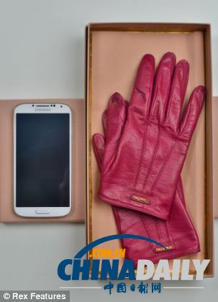 英藝術家用回收零件發明手套電話 售1000英鎊