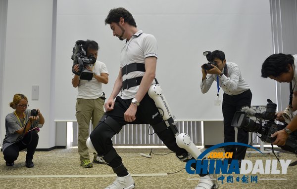 日本公司推出新型輔助肢 意念可控人體外骨骼（圖）