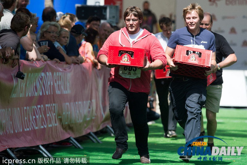 柏林舉辦服務(wù)生大賽 端盤子跑步誰(shuí)能hold住