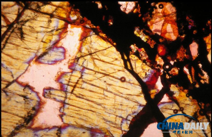 奇妙照片展現45億年前隕石內部絢麗“萬花筒”（組圖）