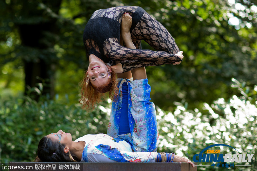 俄羅斯柔術美女綠色緊身衣表演
