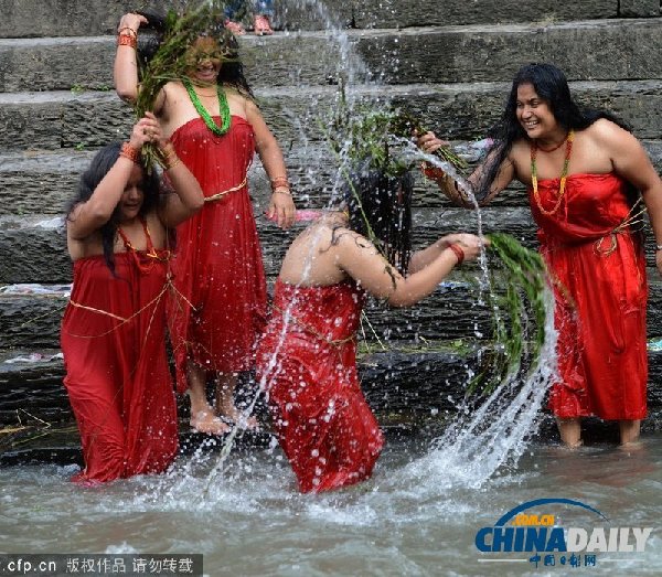 尼泊爾女性禁食沐浴慶祝提吉節(jié)