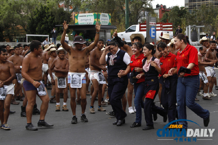 墨農民半裸穿“尿布” 抗議歧視