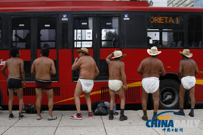 墨農民半裸穿“尿布” 抗議歧視