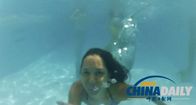 菲“美人魚”學校教授帶尾游泳