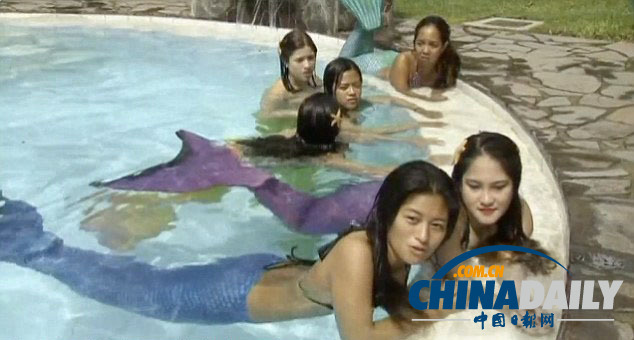 菲“美人魚(yú)”學(xué)校教授帶尾游泳