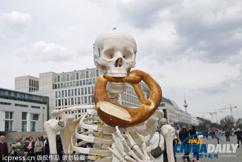 人體骨架一年內周游世界 體驗做人的感覺