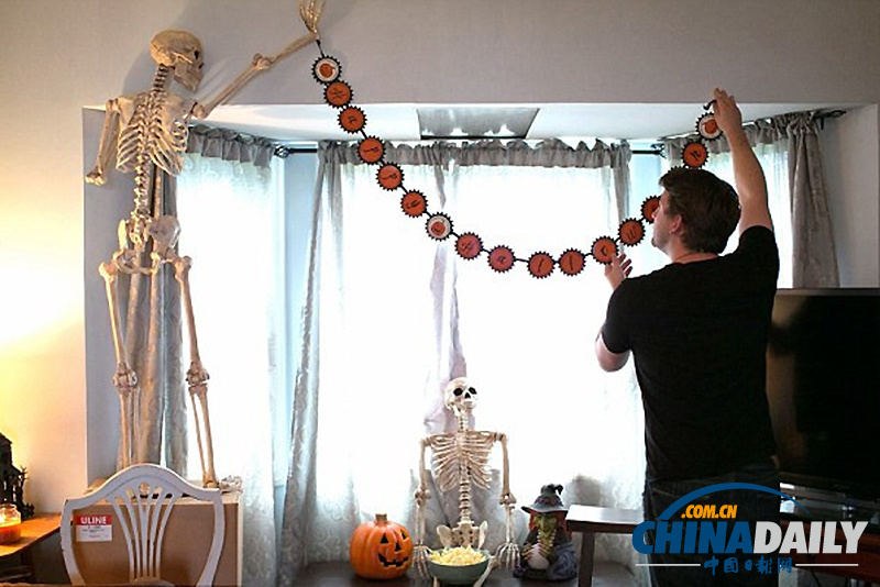 美作家與骷髏共同生活 同吃住感情深欲拍真人秀