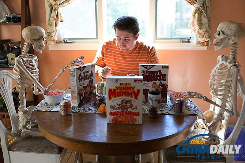 美作家與骷髏共同生活 同吃住感情深欲拍真人秀