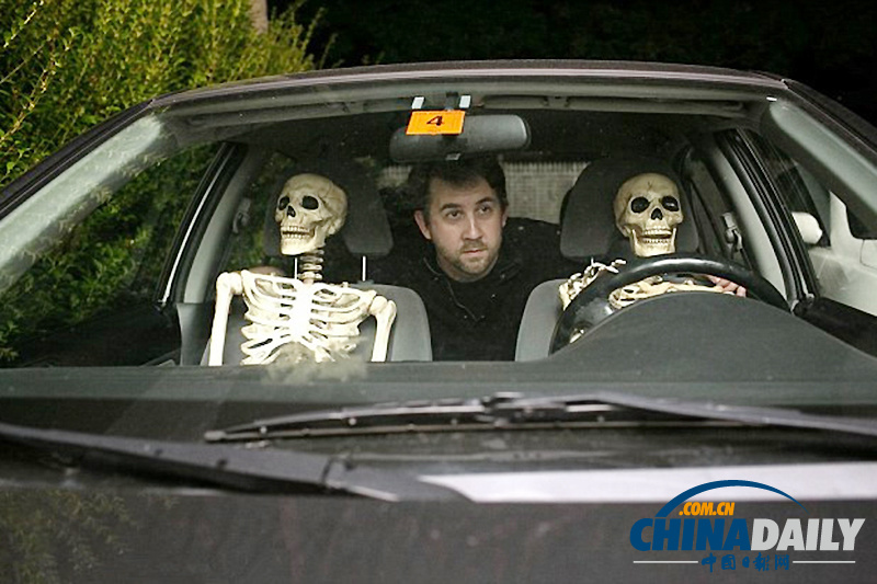 美作家與骷髏共同生活 同吃住感情深欲拍真人秀