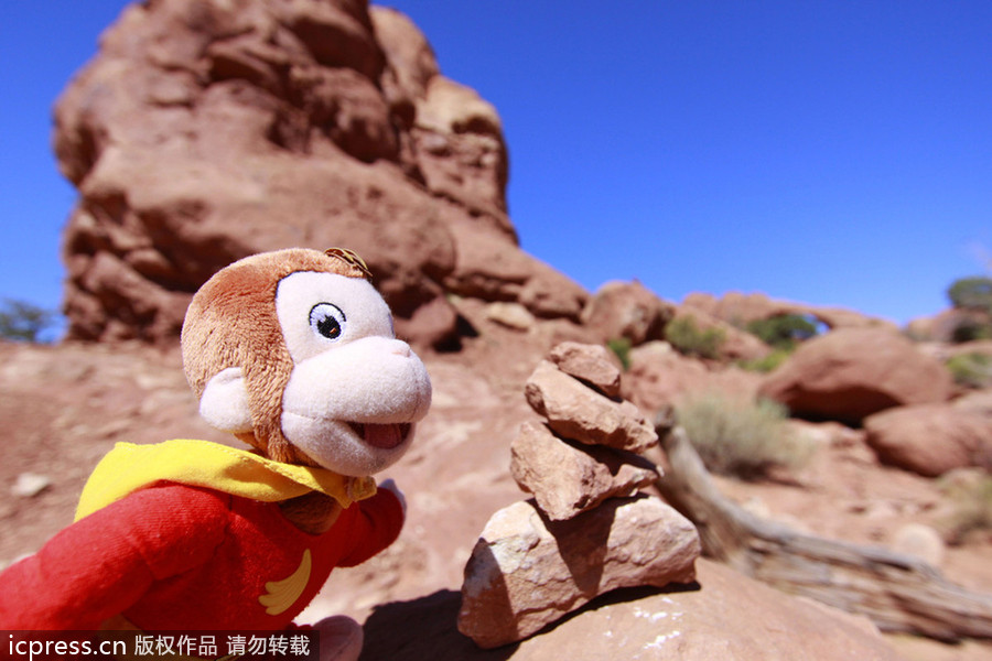 玩具猴環(huán)球之旅各大景點合影留念