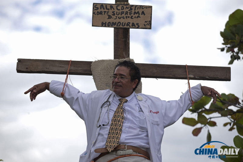 洪都拉斯男子懸掛十字架 抗議法院拒獨立人士競選市長