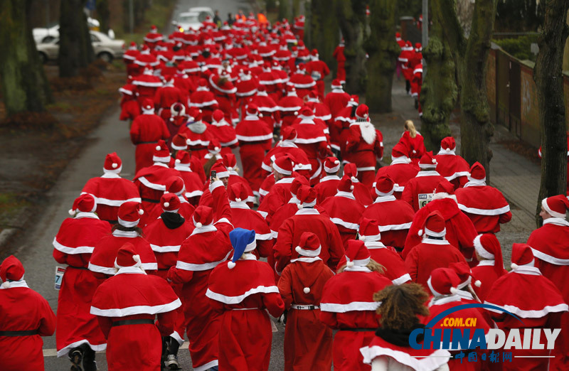 圣誕節將至 可愛“圣誕老人”無處不在