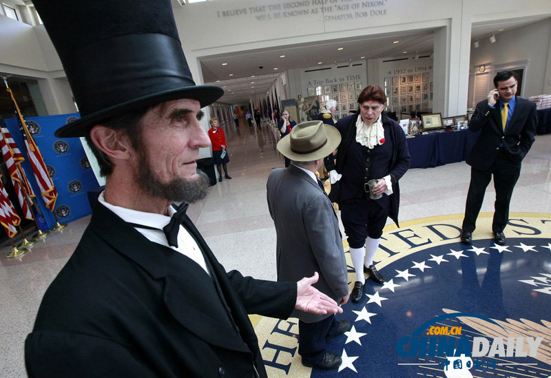 美國慶祝“總統日” 山寨總統歡迎游客秀親民