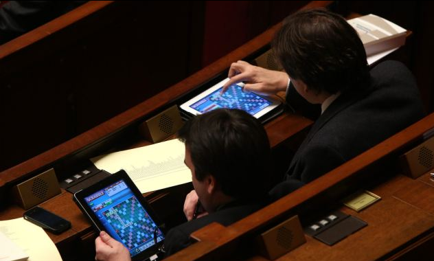 法國議員會上開小差 玩拼字游戲被拍正著