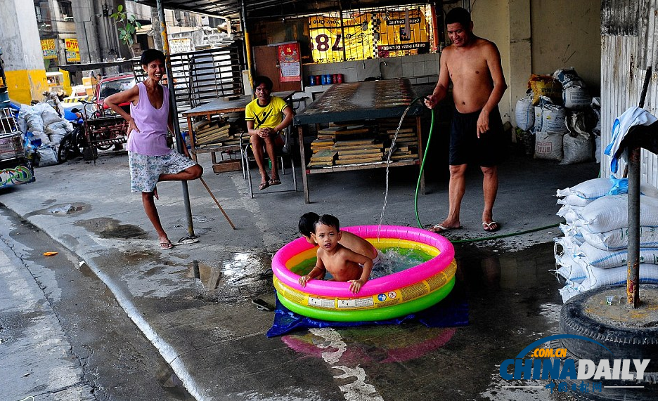 菲律賓首都數(shù)萬民眾生活貧困 住臨時棚屋受洪災(zāi)威脅