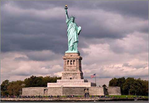 貪財的自由女神——美報評入籍費飆升