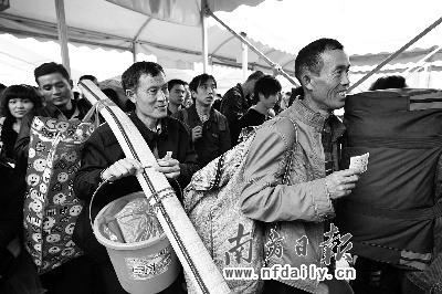 春運(yùn)實(shí)名制火車票今開訂 能否根除“黃牛黨”？