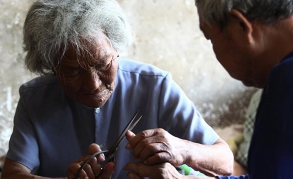 語(yǔ)信“周行一善”信守公益,萬(wàn)元捐贈(zèng)山東90歲拾荒老母