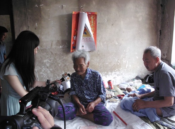 語(yǔ)信“周行一善”信守公益,萬(wàn)元捐贈(zèng)山東90歲拾荒老母