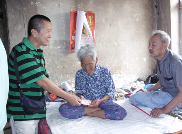 語(yǔ)信“周行一善”信守公益,萬(wàn)元捐贈(zèng)山東90歲拾荒老母