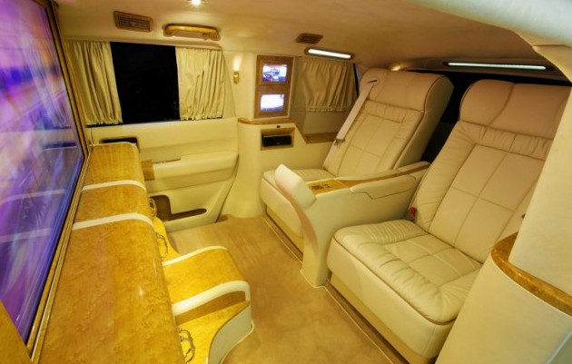 香檳皮床大熒幕 十萬英鎊改裝超豪華防彈車