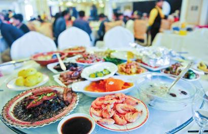 包間最低消費(fèi)4萬(wàn) 霸王條款+面子助推“剩宴”