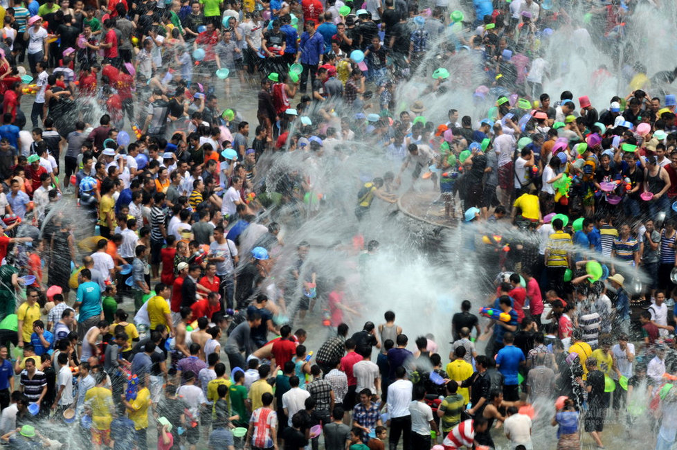 西雙版納歡度潑水節 萬人狂歡場面壯觀(組圖)