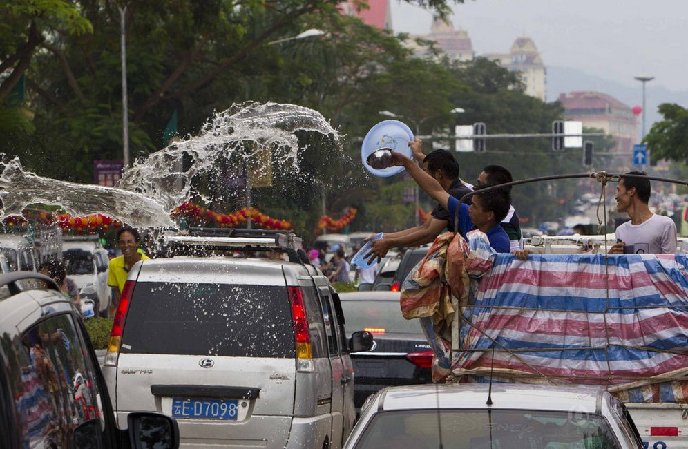 西雙版納歡度潑水節(jié) 萬人狂歡場面壯觀(組圖)