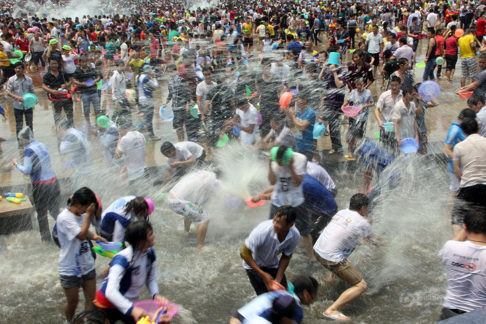 西雙版納歡度潑水節(jié) 萬人狂歡場面壯觀(組圖)
