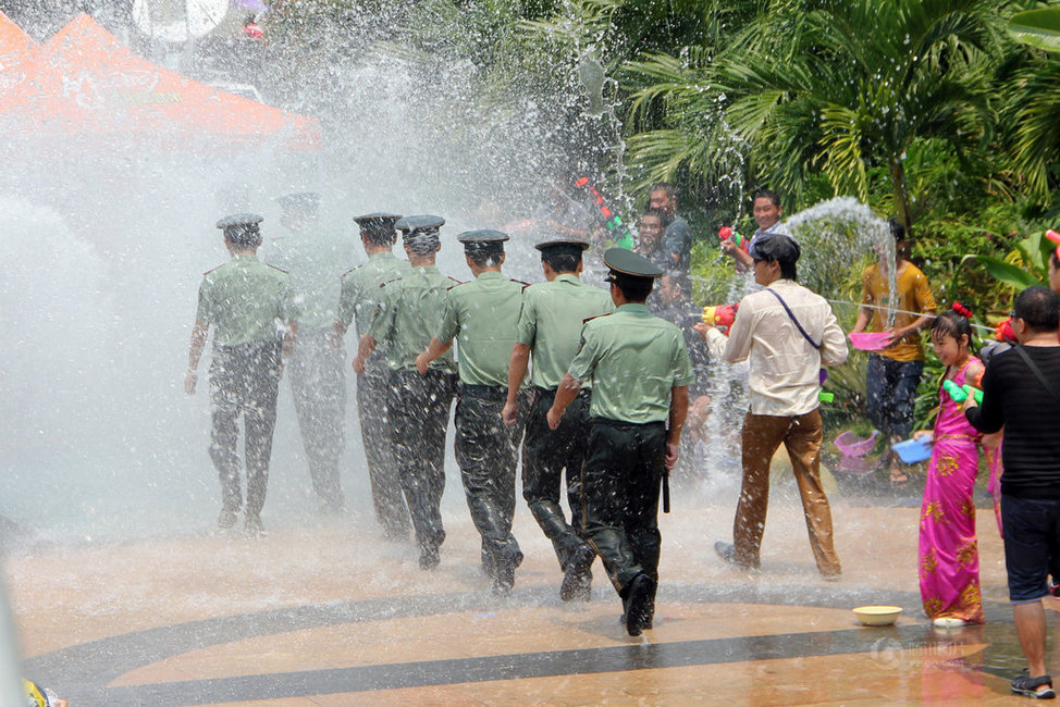 西雙版納歡度潑水節(jié) 萬人狂歡場面壯觀(組圖)