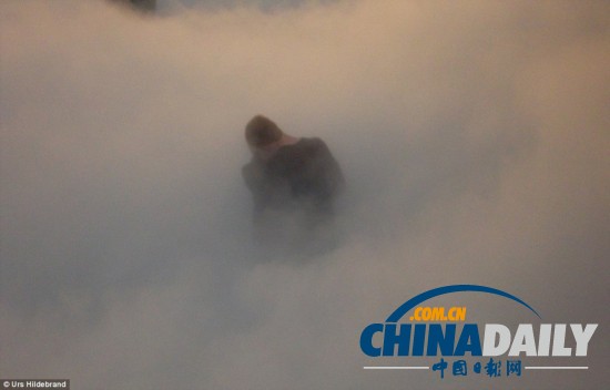 日藝術家屋頂造“漫步云端”幻境（圖）