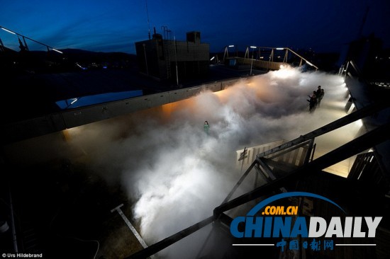 日藝術(shù)家屋頂造“漫步云端”幻境（圖）