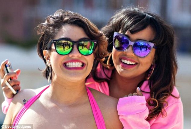 組圖：女子呼吁肥胖族大膽穿泳衣秀性感