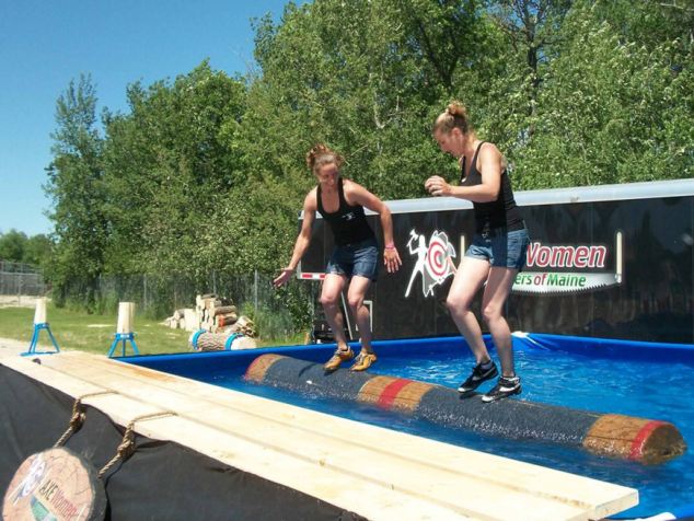 組圖：美“斧女幫”挑戰男人伐木地位