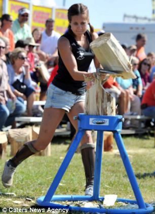 組圖：美“斧女幫”挑戰(zhàn)男人伐木地位