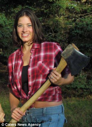 組圖：美“斧女幫”挑戰男人伐木地位