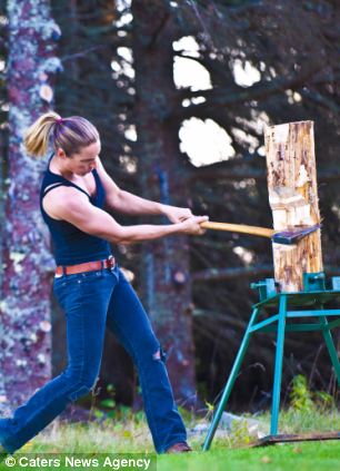 組圖：美“斧女幫”挑戰男人伐木地位
