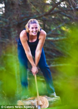 組圖：美“斧女幫”挑戰男人伐木地位