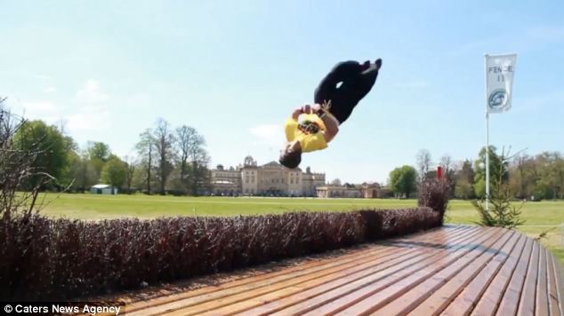 組圖：英“酷跑”男用雙腳完成馬術比賽