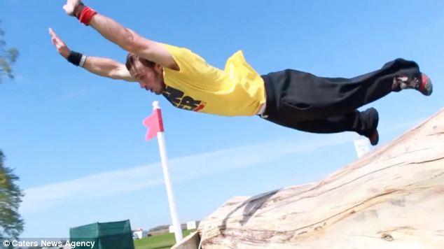 組圖：英“酷跑”男用雙腳完成馬術比賽